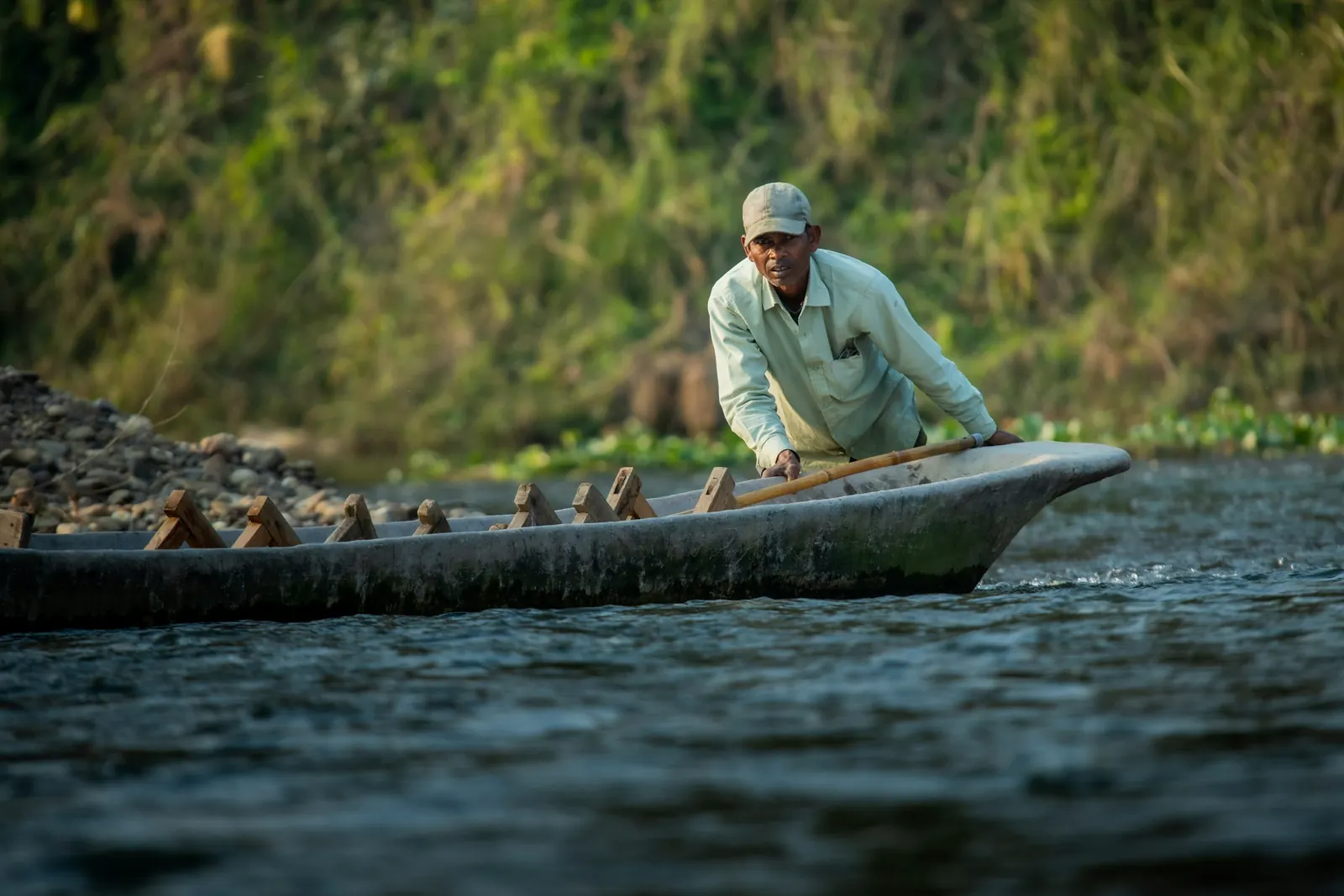Hombre en canoa tradicional sobre un río