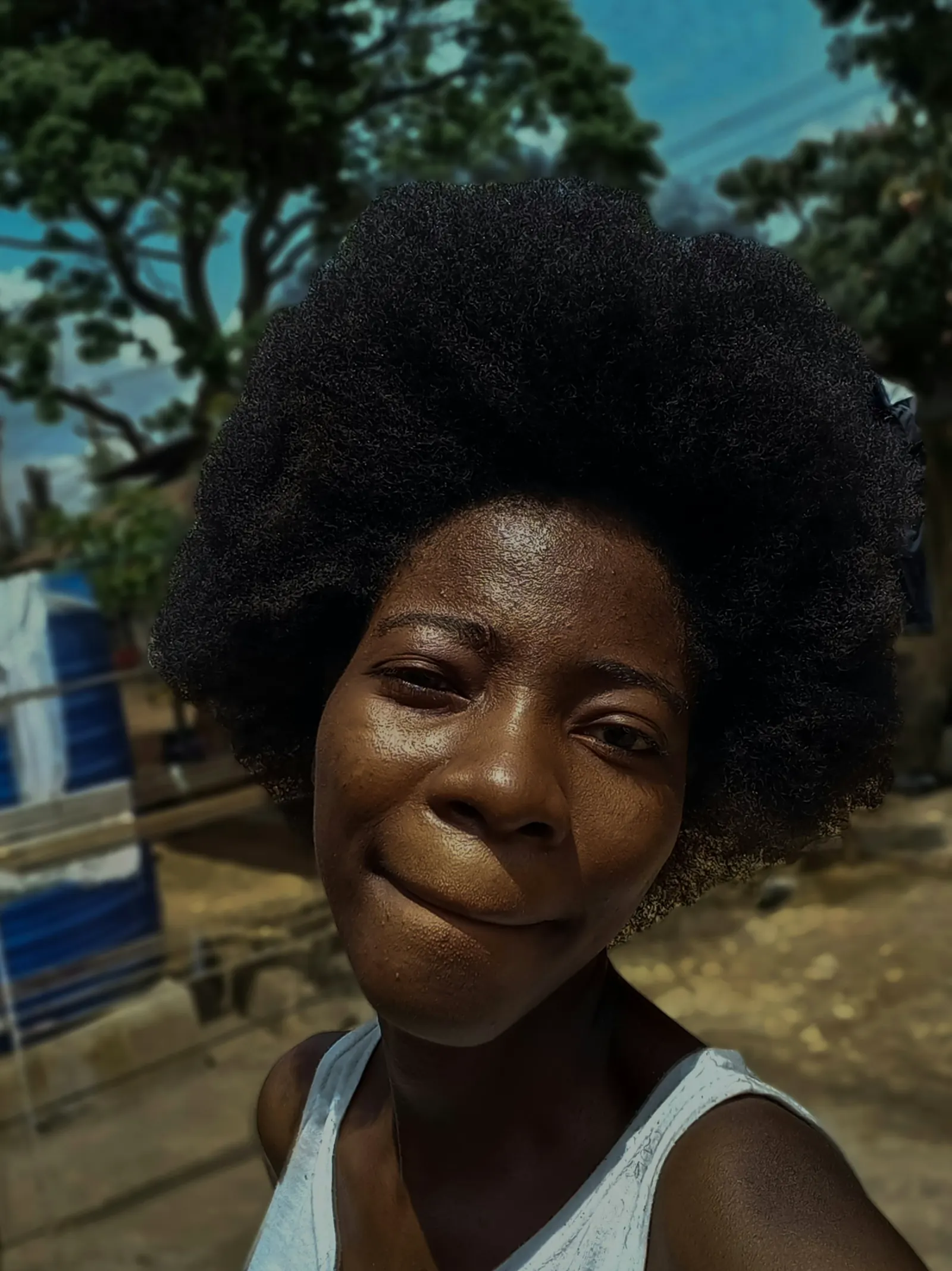 Retrato de una mujer afrodescendiente sonriendo