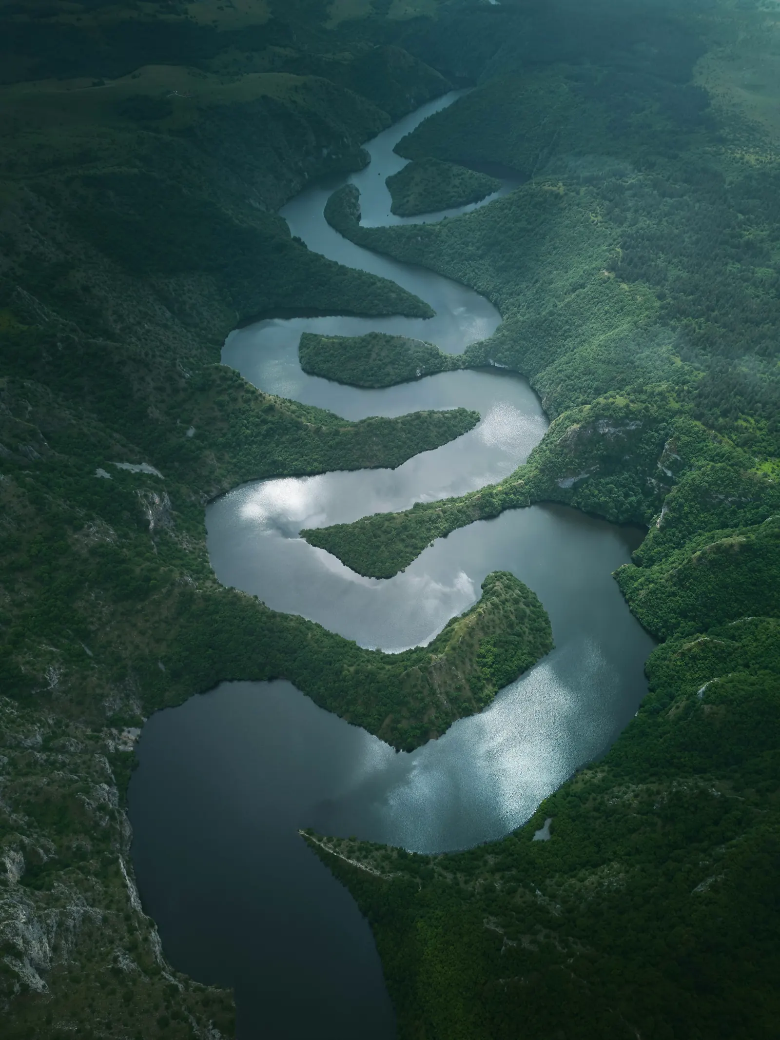 Río serpenteante visto desde el aire
